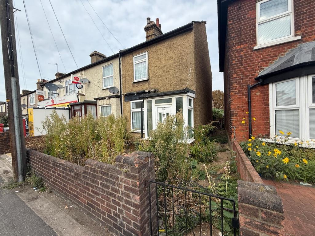 Lot: 173 - TERRACE HOUSE IN NEED OF REPAIR AND RENOVATION - Paved front garden leading to front door